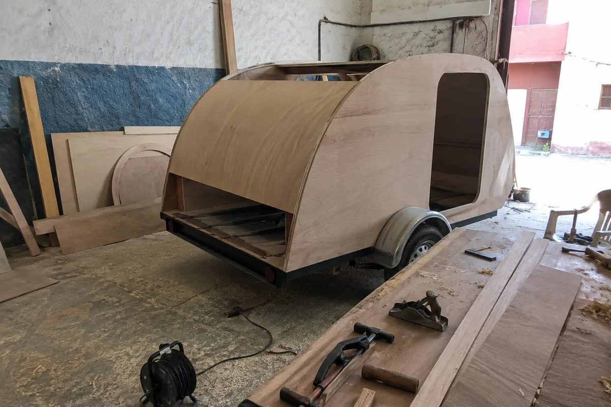 Caravane teardrop en cours de fabrication dans l'atelier Atlas Teardrop à Agadir, coque bois nu posée sur son châssis